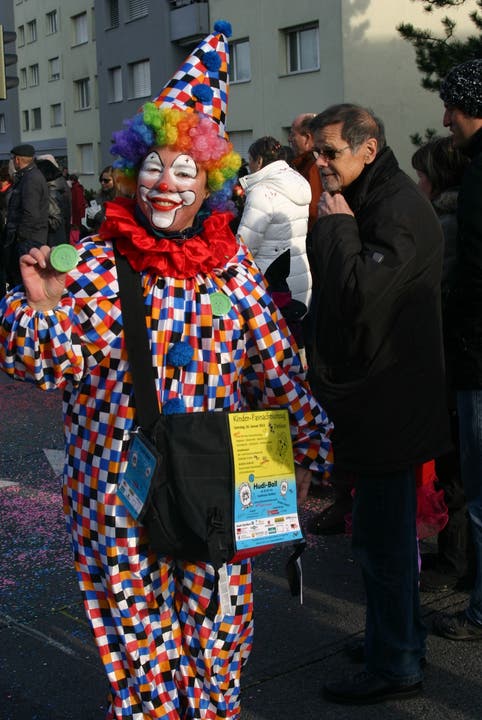 Diese Clownin verkauft Fasnachts-Badges