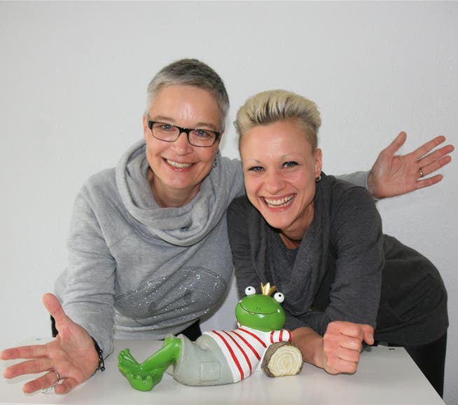Astrid Hübecker und Sandra Groner in ihrem Zentrum. Der Frosch gehört zu ihrer therapeutischen Arbeit. Ba