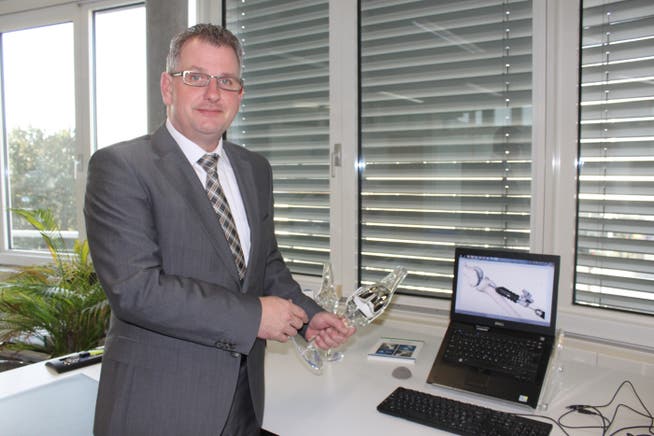 Mathys-CEO Arne Faisst zeigt die Neuentwicklung