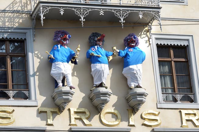 Die drei Könige am Hotel «Les Trois Rois» in ihrer traditionellen Fasnachtsgarderobe.