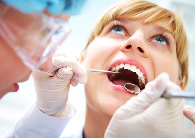 Flexible Zahnärzte für Patienten, die eine Praxis nicht zu normalen Zeiten aufsuchen können. ZVG