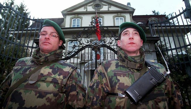 Zwei WK-Soldaten vor der türkischen Botschaft in Bern (Archiv)
