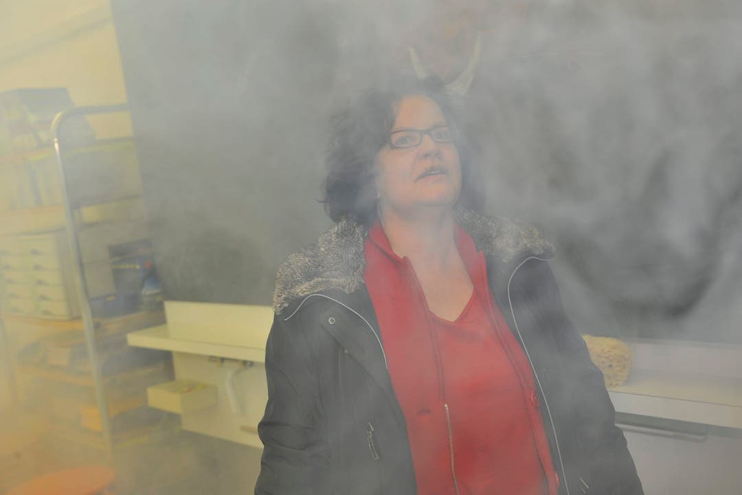 Maya Karlen, Leiterin der Schulverwaltung, mitten im Rauch