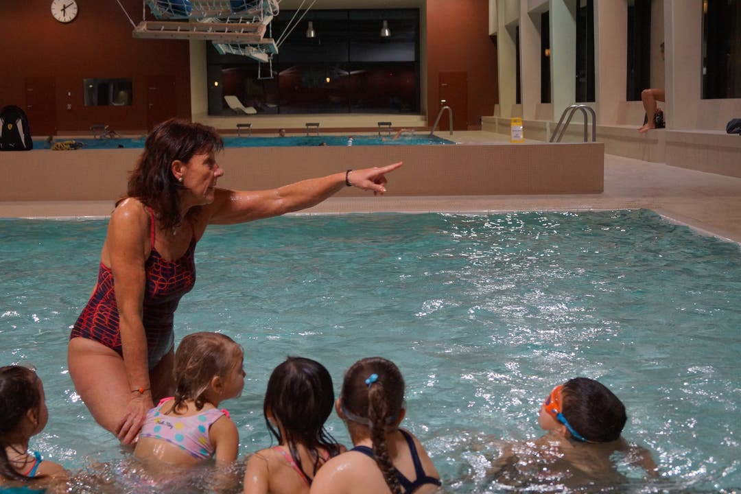 MarieTheres Mallepell zeigt den Kindern wo es lang geht im Kurs. Am Ende werden sie alle schwimmen können.