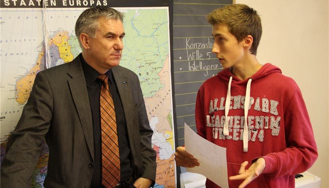 Die Regierung (im Bild Bildungsdirektor Alex Hürzeler mit einem Schüler) will die Mindestgrösse von Primarklassen auf 15 Schüler erhöhen. rob