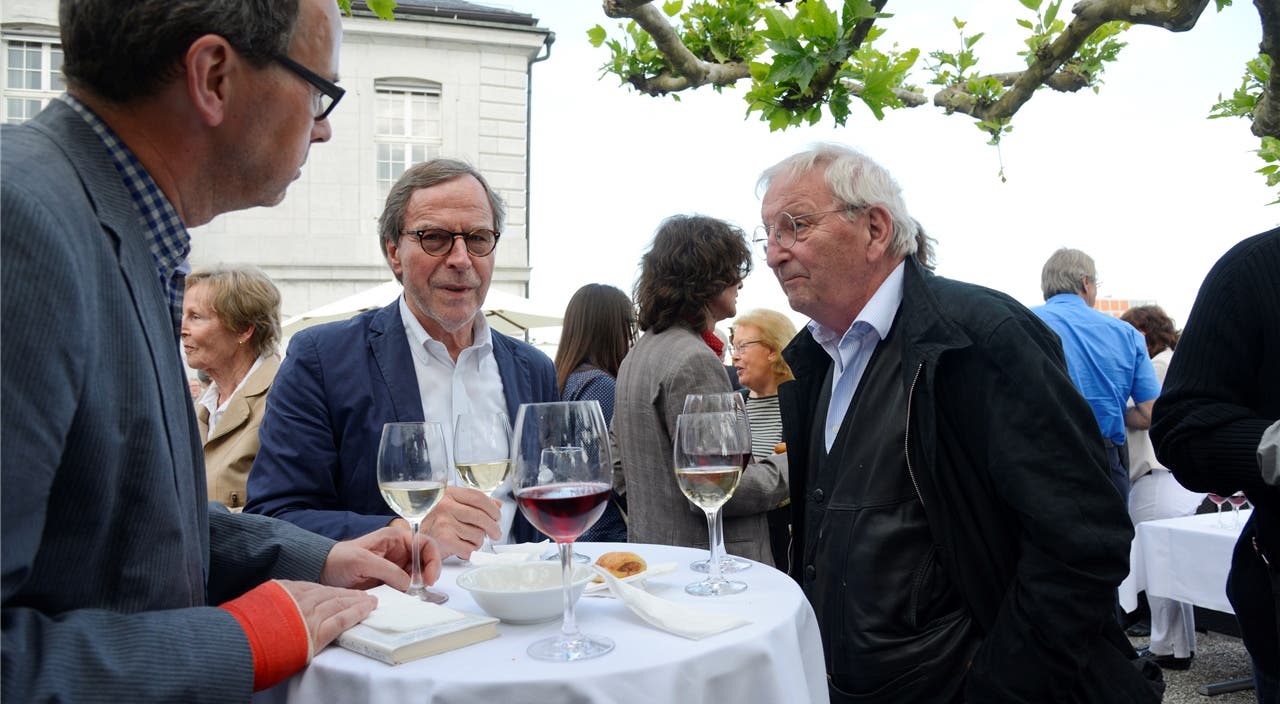 Autoren unter sich: Klaus Merz (Mitte) und Peter Bichsel (r.) imangeregten Gespräch.