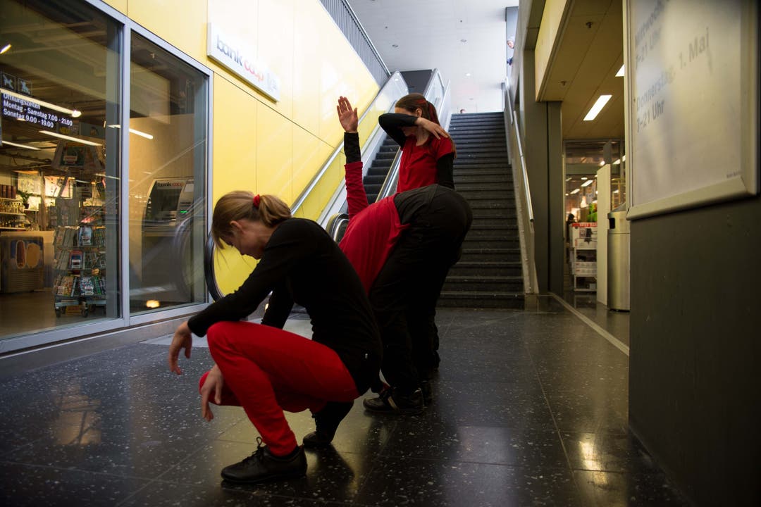 Das Urban Dance Project Up'n'Down verwandelt die Rolltreppe in eine Bühne