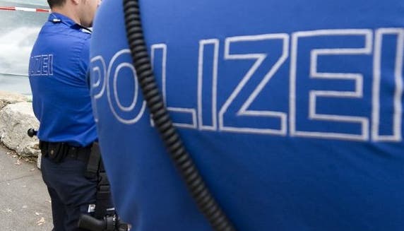 Ein Angehöriger der Solothurner Kantonspolizei wurde am Knie verletzt (Symbolbild)