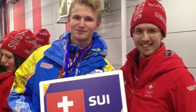 Matthias Gerber (l.) assistiert Skispringer Simon Ammann.