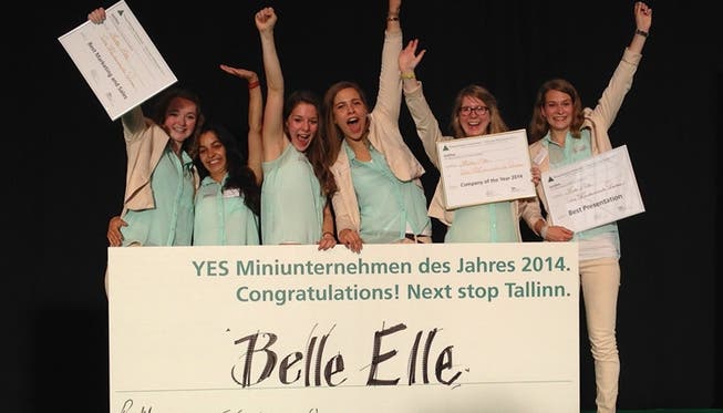 «Belle-Elle» produzieren perlenbesetzte Armbänder. Erfolgreich sind sie damit nicht nur am Wettbewerb von Young Enterprise Switzerland (YES).