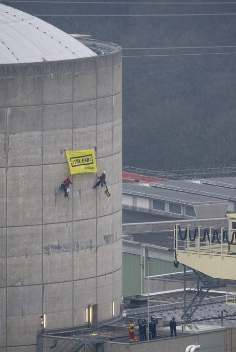 Banner hoch auf dem Reaktor.