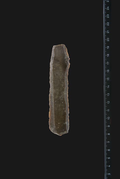 Jungsteinzeitliche Dolchklinge aus französischem Kreidefeuerstein. Datiert um 2700 vor Chr.