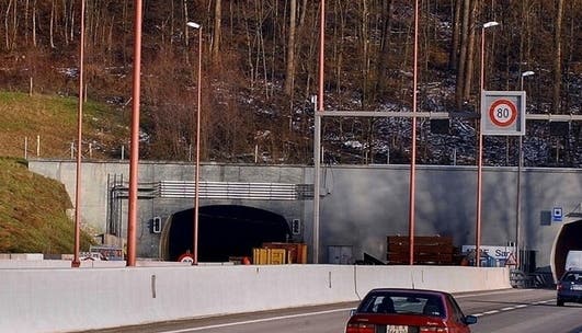 Für die Bergung der Unfallfahrzeuge musste die Kantonspolizei den Überholstreifen des Bareggtunnels während rund einer halben Stunde sperren. Dadurch kam es zu leichten Verkehrsbehinderungen.