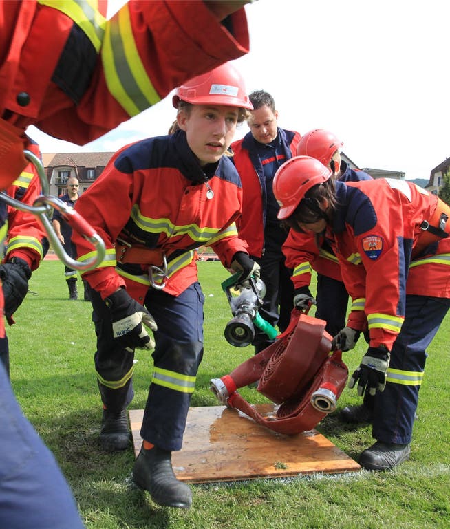 Wenn die Jugendlichen trainieren, sind die Ausrüstung und das Gerät identisch mit jenem der «richtigen» Feuerwehr.