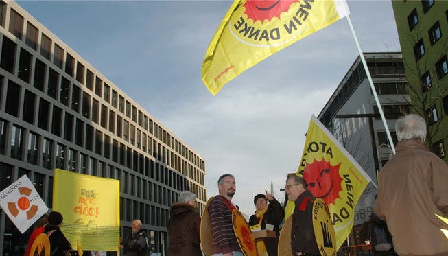 Die Aktivisten fordern die sofortige Stilllegung der Atomkraftwerke Beznau und Mühleberg.