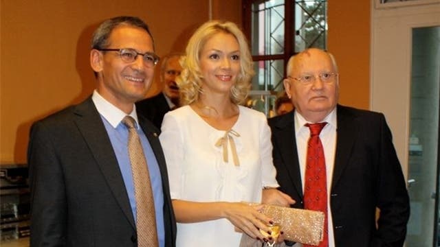 Sander Mallien (links), Gorbatschows Enkelin und Michail Gorbatschow. zvg