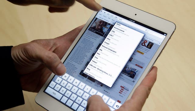 Immer mehr Schweizer Arbeitnehmer nutzen Tablet-Computer und Smartphones im Berufsalltag. (Symbolbild)