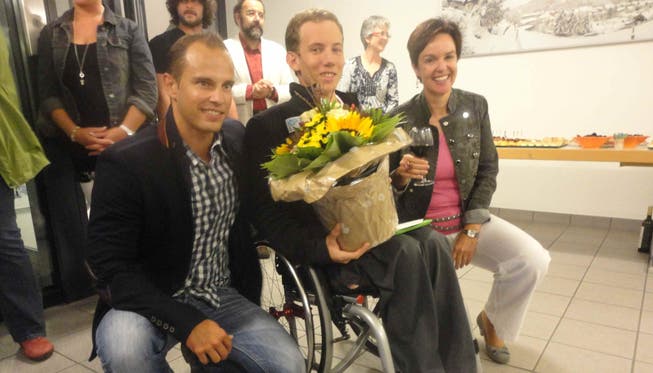 Tobias Fankhauser mit Christian Saladin vom Sportamt Baselland (l.) und der Hölsteiner Gemeindepräsidentin Monica Gschwind.