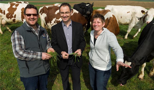 Rolf Bernhard (Mitte), Labelchef «Aus der Region» der Migros Aare, besucht die «Wiesenmilch»-Bauern Daniel und Silvia Habegger in Mägenwil.