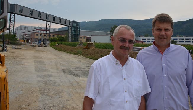 MVN-Unternehmensleiter Hans Kuhn (links) mit Rolf Riechsteiner (BSB + Partner, Oensingen) auf der neuen Zufahrtsstrasse, die auf der Nordseite des MVN-Areals gebaut wird.