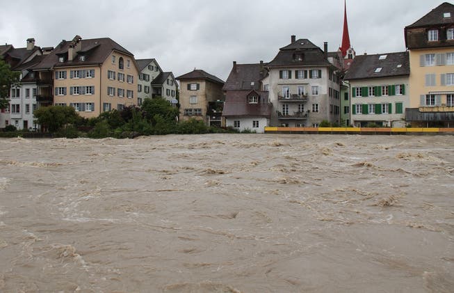 1. Juni 2013: Viel hat damals nicht zur Überflutung der Reussgasse in Bremgarten gefehlt; die dortigen Schutzvorkehrungen sind unzureichend und werden bald massiv verbessert. mzm