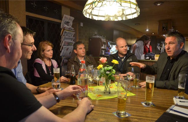 Landammann Alex Hürzeler (rechts) im angeregten Gespräch am Stamm- tisch des Restaurants Strebel in Geltwil. ES