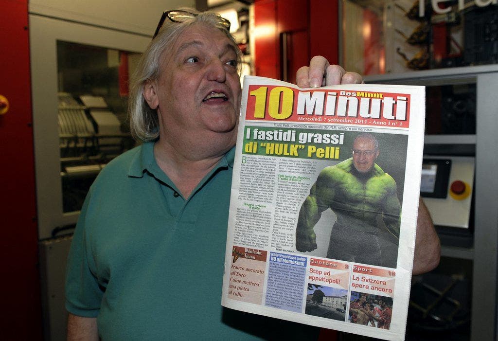Seine Zeitung Giuliano Bignasca hält am Mittwoch morgen, 7. September 2011, in der Druckerei von Muzzano,TI, ein Exemplar der ersten Ausgabe der dreimal wöchentlich erscheinenden Gratis Zeitung "10 Minuti" ("10 Minuten") in der Hand.