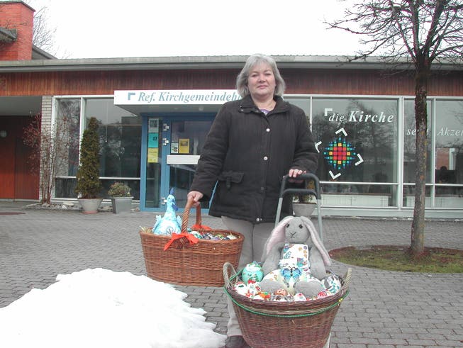 Organisatorin Irène Riedweg und ihr Osterhase samt dekoriertenEiern laden zum Besuch ein.