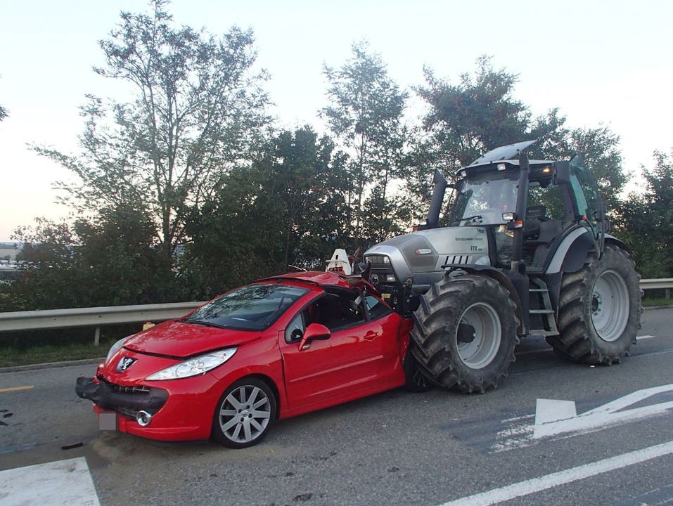 Birr: Traktor fährt auf Auto auf - 30'000 Franken Sachschaden.