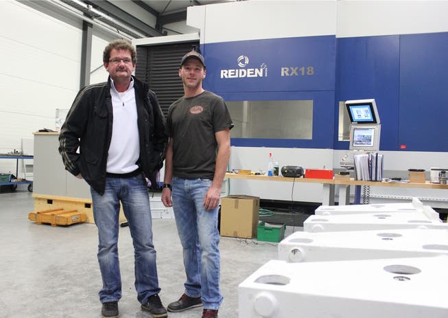 Hans (links) und Diego Glauser vor der wohl grössten Metallbearbeitungsmaschine Grenchens.