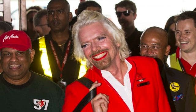 Virgin Group-Boss Richard Branson bei Einsatz als Flugbegleiterin