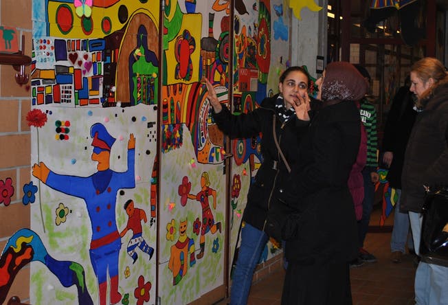 Die Jugendlichen präsentierten an der Vernissage ihre Kunstwerke. nbö