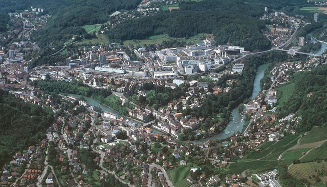 Aus der Luft optisch gesehen eine Gemeinde: Ennetbaden (unten) und Baden.