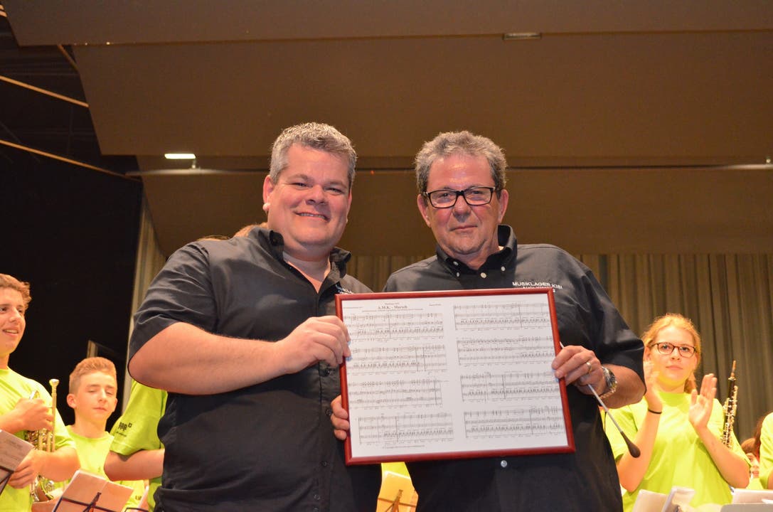 Komponist Oliver Waldmann (links) überreicht Alois Kissling die Noten seines Marsches.