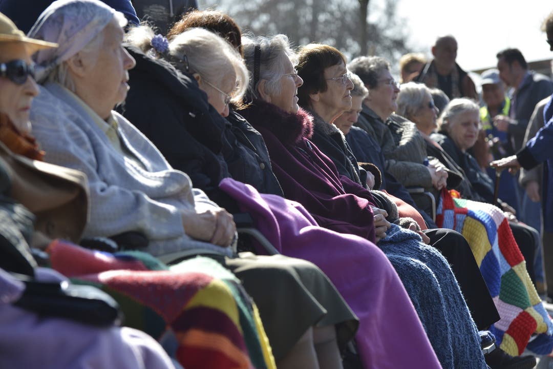 Seniorinnen verfolgen den Fasnachtsumzug