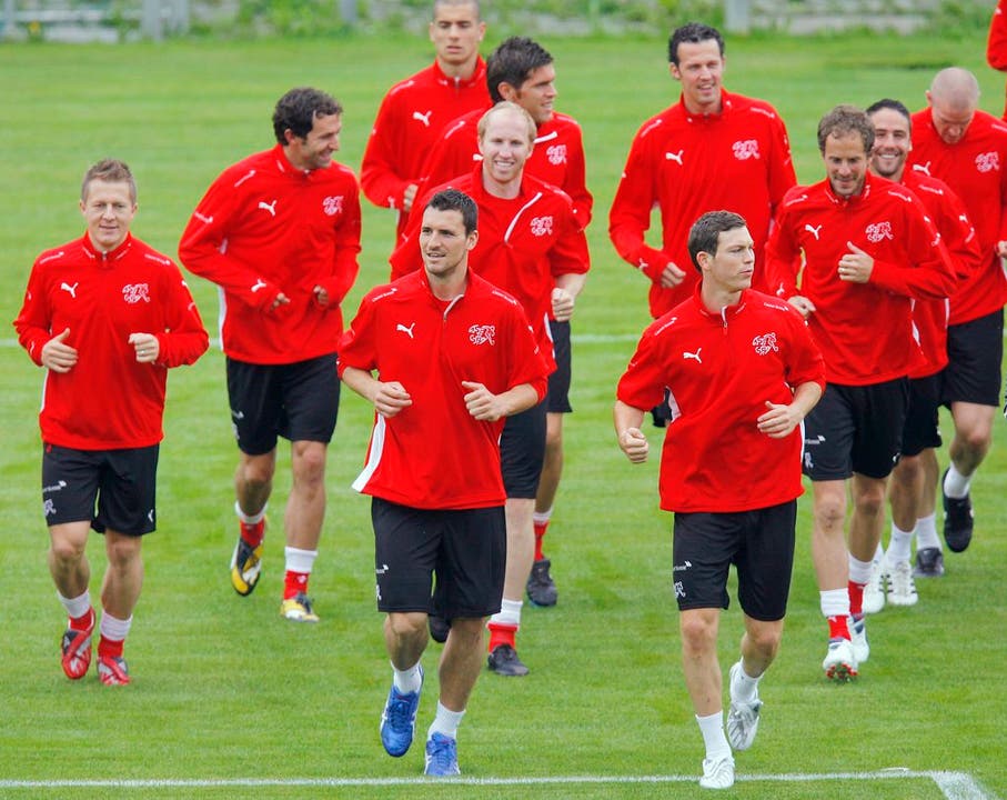 Bei der EM 2008 in der Schweiz gehörte Mario Eggimann (vorne links mit blauen Schuhen) zum Schweizer Kader.