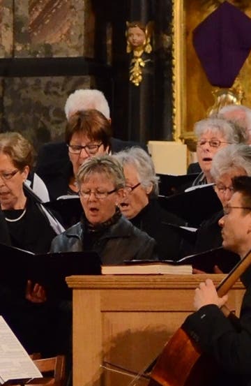 Es war der Kirchenchor «cantate rohrdorf», welche diese Karfreitagsliturgie unter der Leitung von Thomas A. Friedrich und zusammen mit Solo-Sängerinnen und Sängern mitgestaltete