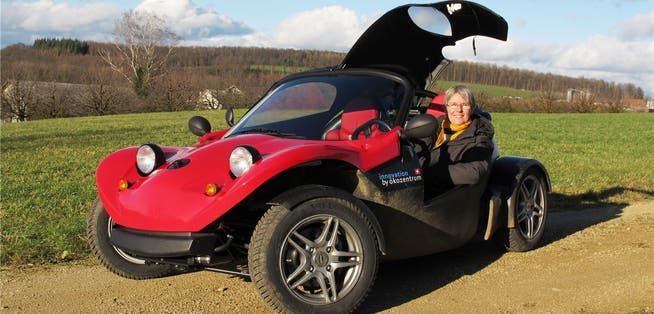 Iris Frei unterwegs im Fricktal mit ihrem ökologischen Roadster vom Ökozentrum in Langenbruck. zvg