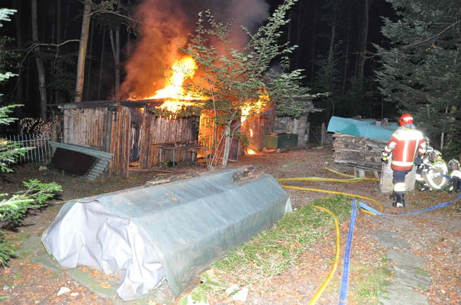 Holzscheune brennt in Hochwald wegen eines technischen Defekts ab.