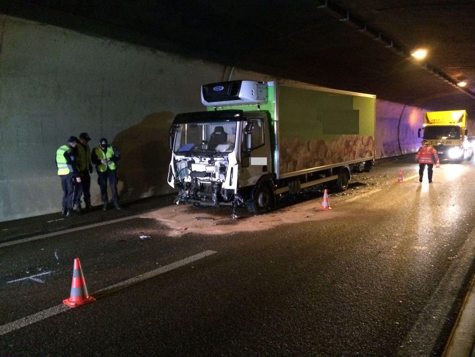 Ein Pannenfahrzeug löste den Unfall im Bözberg-Tunnel aus.