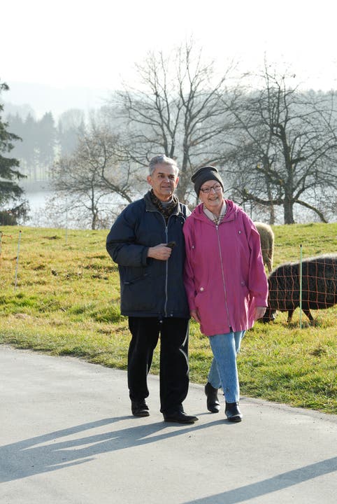Rosmarie und Hanspeter Lindegger sind seit 50 Jahren verliebt, hier spazieren sie in Niederönz