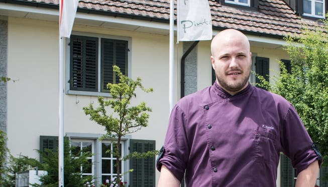 Patrick Troxler, Küchenchef und Inhaber der Restaurant Pinte Dättwil AG, vor der Dättwiler Traditionsbeiz.