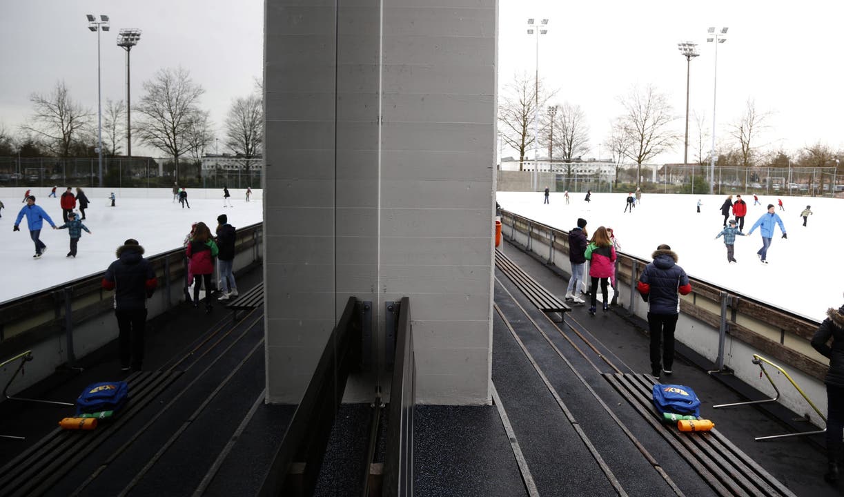 Die Eisbahn spiegelt sich im Fenster des Sportzentrums