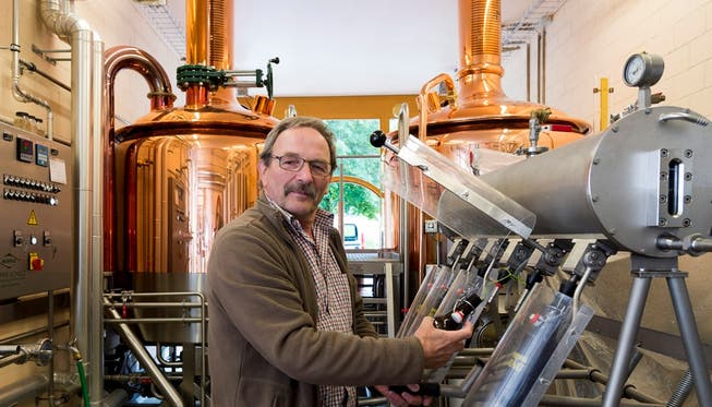 René Kündig von der Kündigbräu AG in Rietheim füllt die Flaschen noch manuell ab.