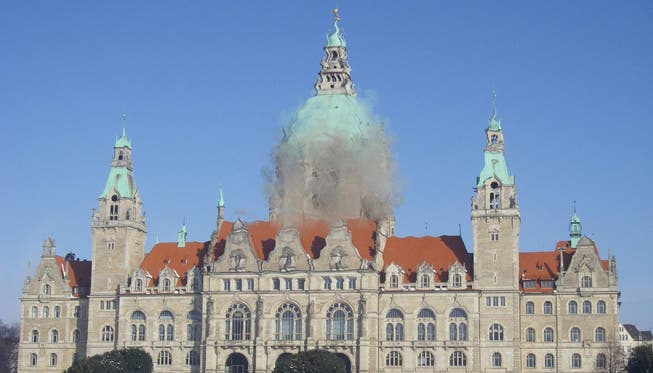 So sehen Patienten, die an einer Makuladegeneration leiden, beispielsweise das neue Rathaus von Hannover – mit einem Fleck. ZVG