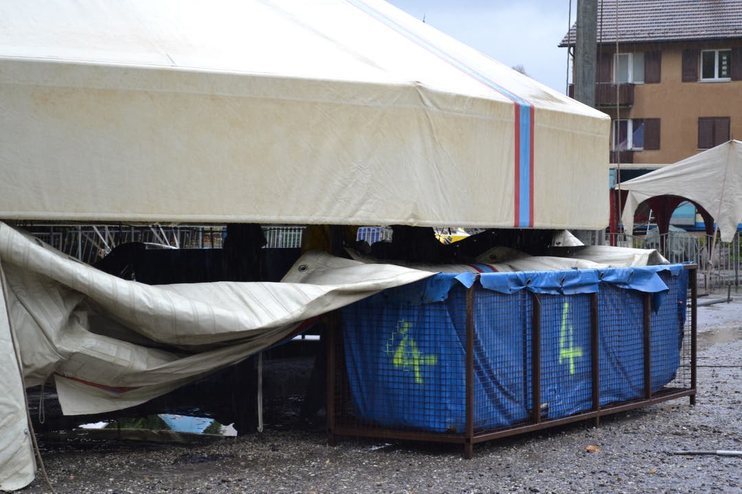 Die Zeltplane wiegt fast sechs Tonnen