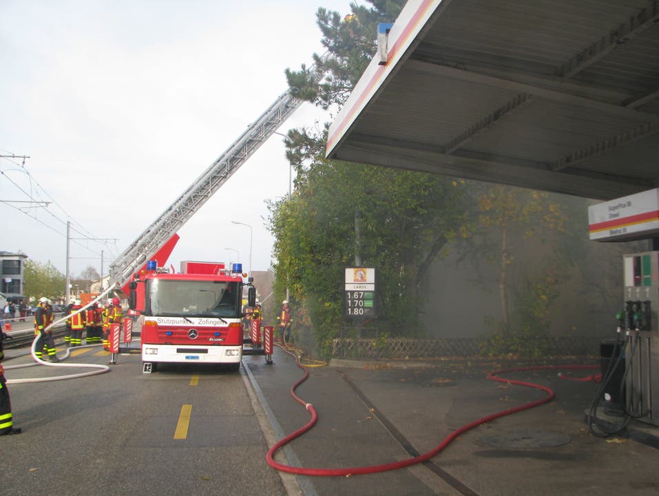 Die Feuerwehr im Einsatz an der Brandstelle.