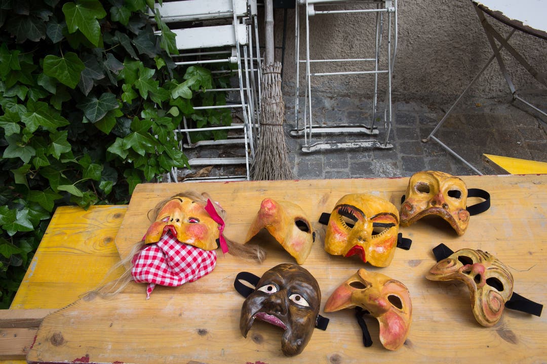 Sieben selbst gemachte Masken für sieben selbst erfundene Charakteren