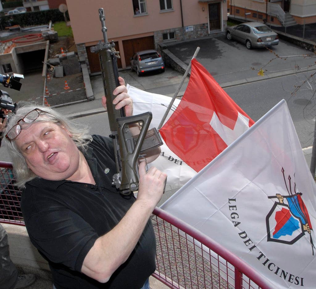 2007 feiert Bignasca das Wahlresultat seiner Partei mit Gewehrsalven