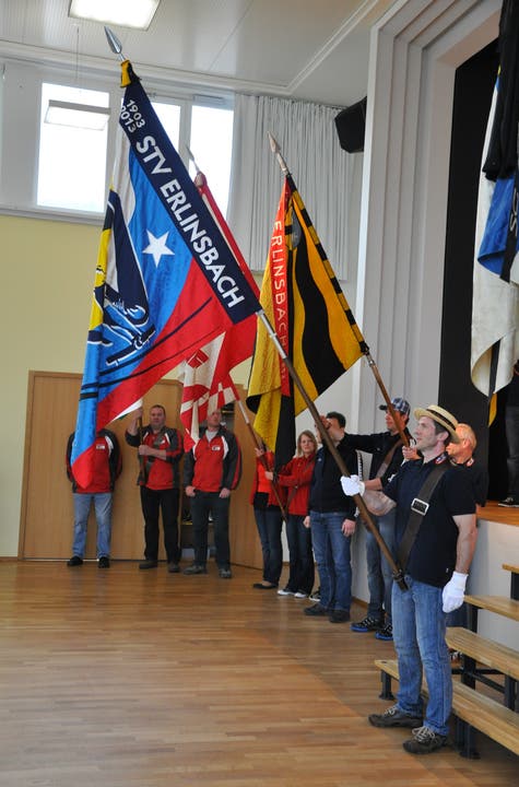 Die neue Fahne des STV Erlinsbach AG - die alte zerfetzte Fahne im Hintergrund